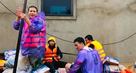 Những cán bộ cơ sở quên mình giúp dân trong mưa lũ